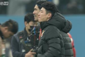 我們是冠軍！海港球員賽后抱成一團(tuán)瘋狂慶祝，傷缺的武磊眼眶泛紅