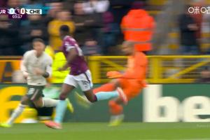 痛擊隊(duì)友??桑切斯開(kāi)大腳“爆頭”恩佐，恩佐倒在地上緩了一會(huì)