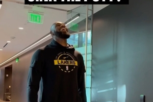 湖人眾將訓(xùn)練館內(nèi)打室內(nèi)高爾夫 詹姆斯做出經(jīng)典慶祝動作