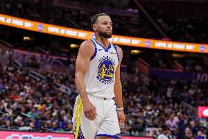 保留懸念！庫(kù)里面對(duì)卡馬拉命中撤步三分球