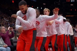 ??詞窮了！猛龍賽前儀式：排長龍熱身 坦普爾突然瘋狂舞動