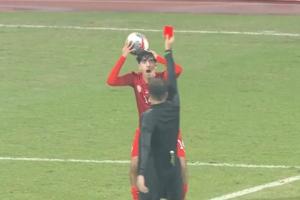 鄺兆鐳造紅牌！裁判出紅牌巴林球員驚出表情包，下場(chǎng)后用球衣捂臉