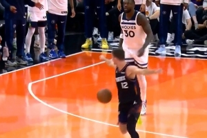 圖啥？蘭德爾后場(chǎng)莫名摟一把吉萊斯皮 被吹轉(zhuǎn)換犯規(guī)&送一罰一擲