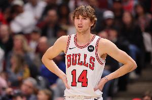 好在無礙！布澤利斯突破踩到拉松腳面 被攙扶回更衣室調(diào)整后上場