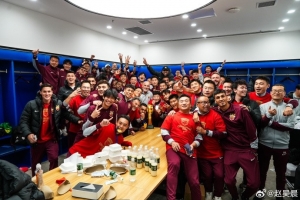 三連冠達(dá)成！上海海港新聞官曬更衣室?jiàn)Z冠合影