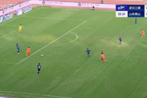 可惜！澤卡中路精妙直塞做球，瓦科推射擊中立柱