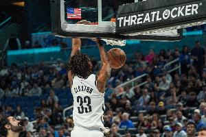 半場(chǎng)準(zhǔn)兩雙！克拉克斯頓8中5拿到12分9籃板4助攻 正負(fù)值達(dá)+20