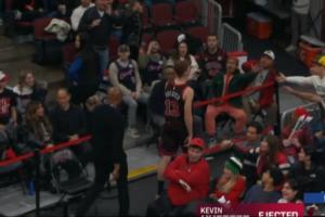 尷尬了！許爾特不滿判罰將球隨手一拍 結果砸到女裁判 被1T驅逐！