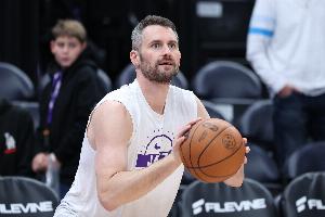 老當(dāng)益壯！樂福首節(jié)三分5中4射落12分&另有1帽 幫助爵士領(lǐng)先14分