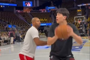 今天能有多少時(shí)間？楊瀚森賽前熱身 對(duì)抗后勾手+暴扣 三分6中6