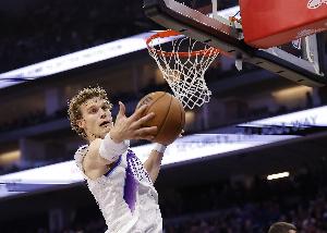 效率很高！馬爾卡寧半場(chǎng)5中4貢獻(xiàn)16分6板 罰球6中6