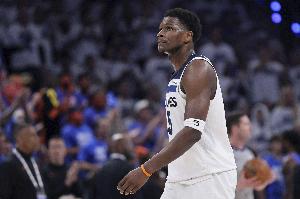 上來就有！愛德華茲借掩護(hù)干拔三分命中 同時(shí)戈貝爾被犯規(guī)還加罰