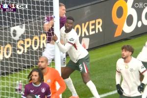 巴迪亞西勒角球防守時利用立柱將對方擠出底線，被裁判出示黃牌