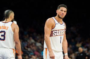 打得郁悶！布克被各種包夾&18中4拿到10分16助9失誤 末節(jié)6犯