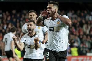 精彩！26歲前鋒雨果·杜羅對萊萬特倒鉤破門，為瓦倫打進(jìn)制勝球