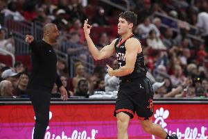 好快的出手！謝潑德接小賈傳球速射三分 已經(jīng)砍下14分打停掘金