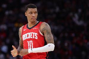 太低級！小賈巴里·史密斯關(guān)鍵時刻踩線失誤 火箭白白交出球權(quán)