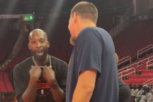 老隊友抱一抱！約基奇賽前與杰夫·格林熱聊 兩人手舞足蹈笑嘻嘻