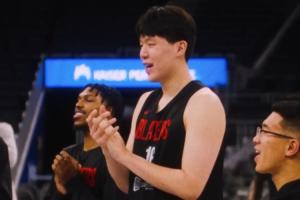 開拓者隊(duì)醫(yī)生日 楊瀚森好像快教會(huì)隊(duì)友中文版生日歌了??