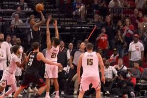 十足的大心臟！小賈負(fù)角度頂人強(qiáng)拔三分命中 火箭追到僅差1分！