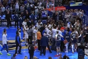 打完球打架？賽后華盛頓和費爾斯起沖突 但被拉開沒有判罰