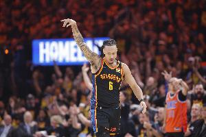 神來之筆！杰林威底角三分彈到籃板上沿仍命中