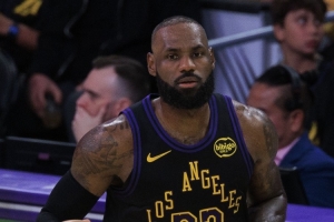 記者：科比出戰(zhàn)最后一場(chǎng)季后賽時(shí)32歲 詹姆斯加盟湖人時(shí)已經(jīng)34歲