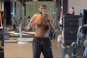 41歲老頭摸魚！詹姆斯曬健身房訓(xùn)練視頻 對著鏡頭邊唱邊跳