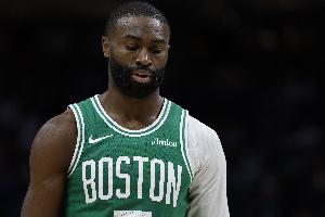 首節(jié)火熱次節(jié)遇冷！杰倫·布朗半場(chǎng)9中4 得到11分5板3助2斷