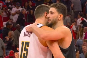 哥還是你猛??！申京賽后和約基奇擁抱寒暄??