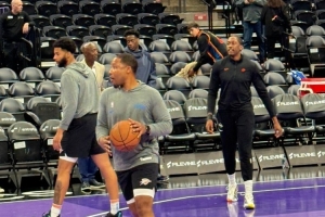 這是我們的？狀元大熱AJ·迪班薩觀戰(zhàn)雷霆 后者有快船明年首輪簽