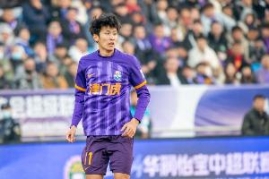 記者：賽后問謝維軍怎么中途下場，他指著肋骨說了句“裂了”