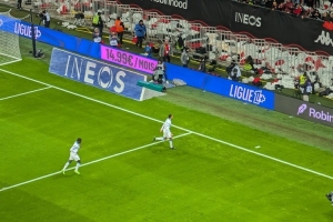 格林伍德挑釁尼斯球迷被投擲雜物，導致隊友埃莫森被打火機砸中