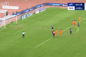 王大雷撲點！裁判看VAR后判三鎮(zhèn)獲點，圖多列點射被王大雷撲出！
