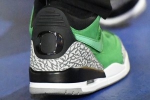 壕！庫里今日球場(chǎng)通道上腳的AJ3俄勒岡大學(xué)PE市價(jià)近8000美元