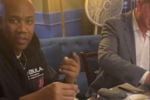 喝！馬布里請尼克斯工作人員喝茅臺：先干三杯后打圈沒毛病