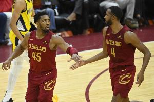 內(nèi)外搭檔！半場米切爾&小莫布里分別拿到12分5板2助！