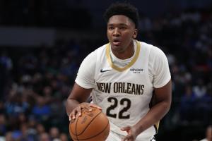 不愧是鄧肯看好的！“黑基奇”奎因表現(xiàn)全能拿下20分11板7助2斷！