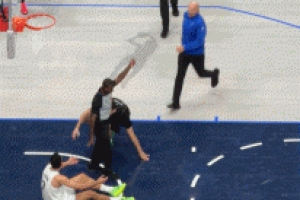 見過大風大浪！基德拉開弗拉格制止沖突 克萊進場和阿爾達馬對峙