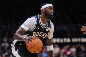 看著就痛！波蒂斯上籃被CC頂?shù)较麦w 痛苦倒地