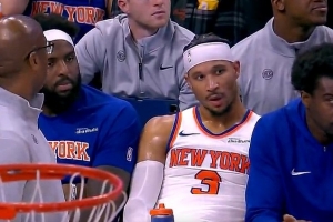 滿臉不甘！薩格斯上籃打時間差被犯規(guī) 哈特6犯離場