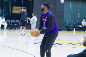 轉型射手！攝影師曬詹姆斯加練投籃 三分線外一圈連中十幾記