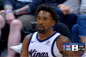 來個(gè)脆的！蒙克快攻跟進(jìn) 接傳球掄圓了暴扣取分