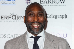 坎貝爾談被熱刺球迷攻擊：到現(xiàn)在都沒(méi)人道歉，這跟菲戈的遭遇很像