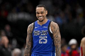 強行加戲！華盛頓扣籃被筐帽 自己拿板上籃得分