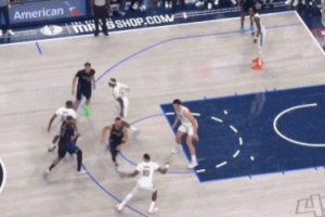 極限操作！克萊1秒接邊線球底角漂移 三分出手球進燈亮完成壓哨