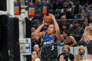 穩(wěn)定輸出！貝恩半場(chǎng)9中4拿到15分2板1斷 首節(jié)10分