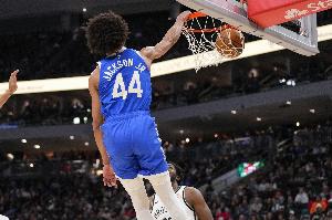 太能飛！杰克遜飛身補扣被吹干擾球 雄鹿挑戰(zhàn)失敗