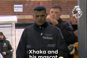 好暖！扎卡賽前給球童穿上自己的外套