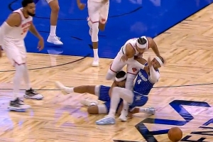 賠了夫人又折兵！哈特失誤后反搶犯規(guī) 還摟薩格斯脖子被吹T